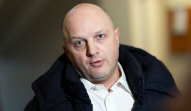 įsivėlę labai dideli, aukšti žmonės