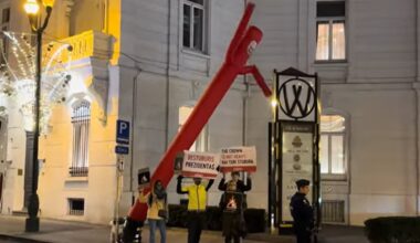 Briuselyje Nausėdą prie viešbučio pasitiko „bestuburis“