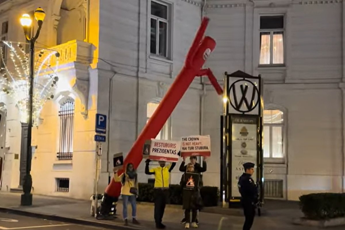 Briuselyje Nausėdą prie viešbučio pasitiko „bestuburis“