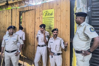 Per gaisrą Indijos naktiniame klube žuvo 25 žmonės