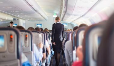 Stiuardesė atsakė, kada skrydžiai pigiausi: taip pat atskleidė ir nemalonią tiesą