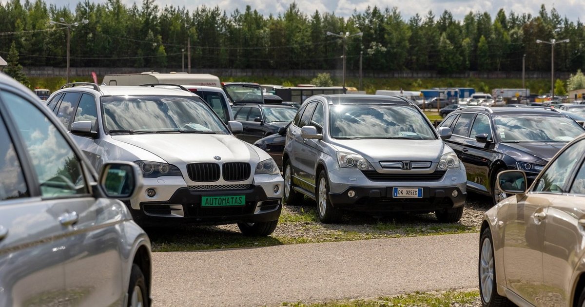 Perkame vis senesnius automobilius: į Lietuvą plūsta senienos, o populiariausias modelis nesikeičia metų metus