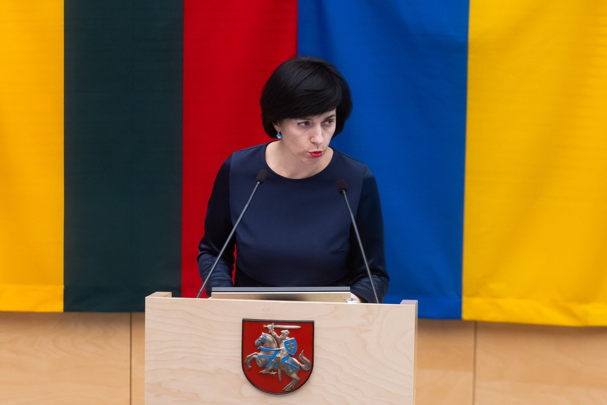 Aleknavičienė Seimo tribūnoje atsakė į opozicijos klausimus