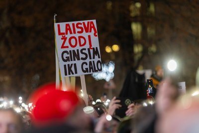 Protestas „Šalin rankas nuo laisvo žodžio! Laužai prie Seimo“