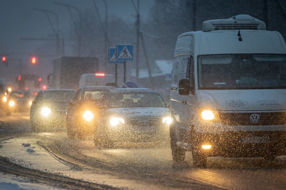 Eismas iškritus sniegui (nuotr. Robertas Riabovas / BNS)