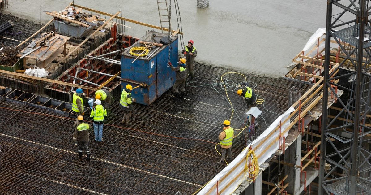 Nelaimingų atsitikimų darbe sumažėjo, bet neišvengta ir mirčių: nesaugiausia – statybose, ūkiuose, miškuose