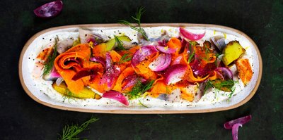 Kūčių silkė su skrudintomis bulvėmis, krienų padažu ir lašiša