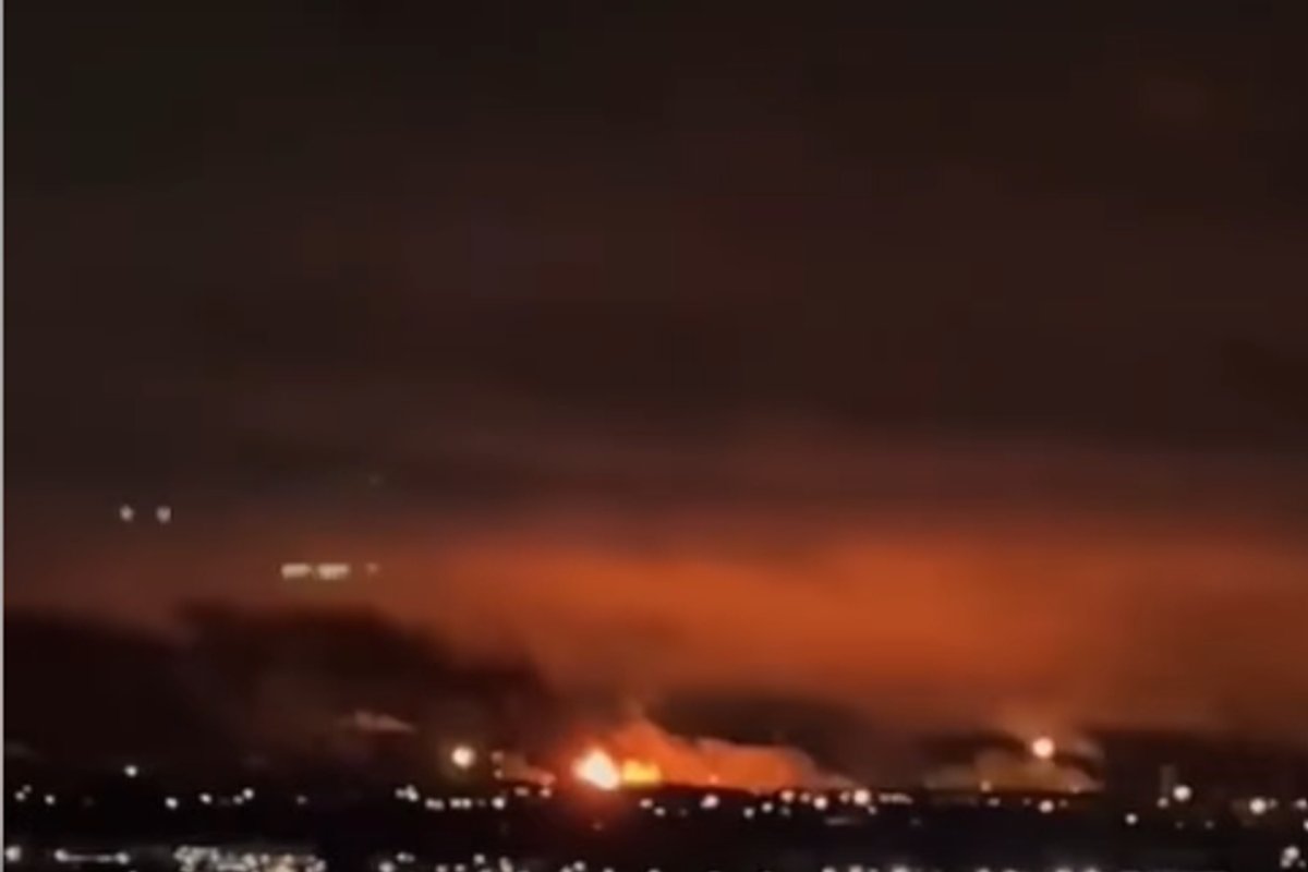 Liepsnos Rusijoje – smogta vienai didžiausių naftos perdirbimo gamyklų