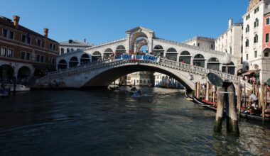 Venecijoje moteris pavogtu motorlaiviu apgadino Rialto tiltą