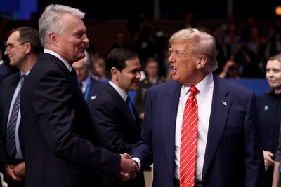 Gitanas Nausėda ir Donaldas Trumpas NATO viršūnių susitikime Hagoje