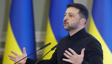 Karas Ukrainoje. Žiniasklaida: Zelenskis pirmą kartą leido išvesti kariuomenę iš Donbaso, tačiau yra sąlyga - Delfi