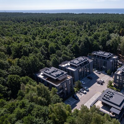 Poilsio kompleksas „Melno rezidencija“ įsikūręs prestižine vadinamoje pietinėje Palangos dalyje, gamtos apsuptyje.