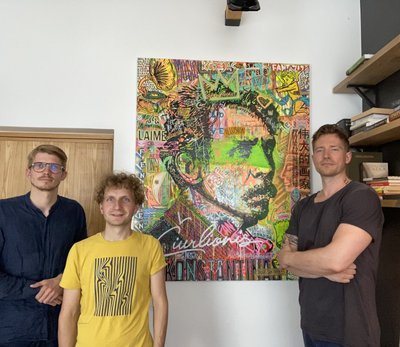 Du Lietuvos mokslininkai, genetikai Lukas Žemaitis ir Ignas Galminas, kartu su menininku Tadu Sokolovu sukūrė pirmą pasaulyje paveikslą panaudoję DNR inkrustavimą – „DNR paveikslas Nr. 1“.