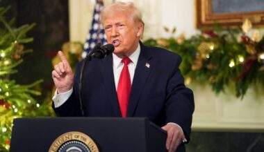 Trumpas per televiziją kreipėsi į amerikiečius – atsinešė skaidres