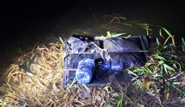 Iš Nemuno ištrauktas kontrabandininkų „plaustas“ su baltarusiškomis cigaretėmis