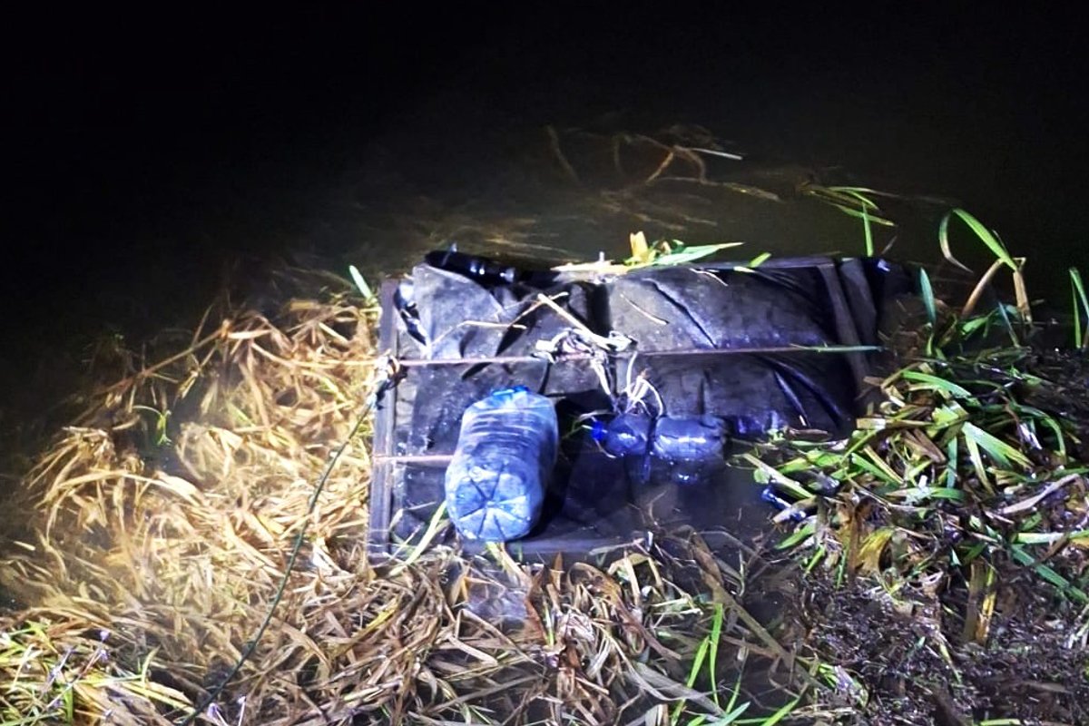 Iš Nemuno ištrauktas kontrabandininkų „plaustas“ su baltarusiškomis cigaretėmis