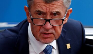 Karas Ukrainoje. Čekijos premjeras Babišas neleido gynybos ministrui vykti į Ukrainą - Delfi