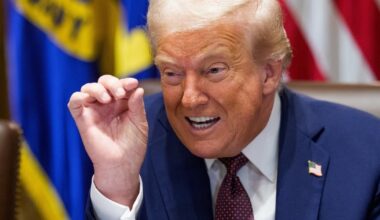 Iš Trumpo – naujas kirtis Zelenskiui: „Jis turi būti realistiškas“