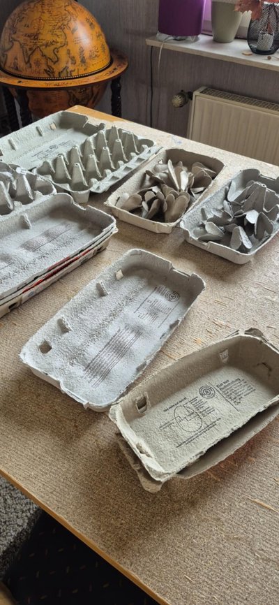 Eglės Klimavičienės sukurta Kalėdų eglė iš kiaušinių dėžučių