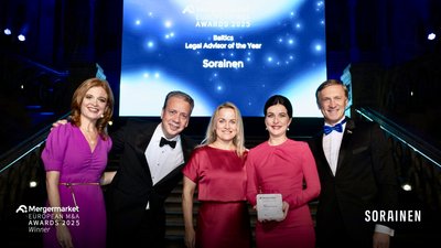 „Sorainen“ atstovai Laimonas Skibarka, Eva Berlaus ir Piret Jesse su „Mergermarket“ atstovais apdovanojimų ceremonijoje Londone