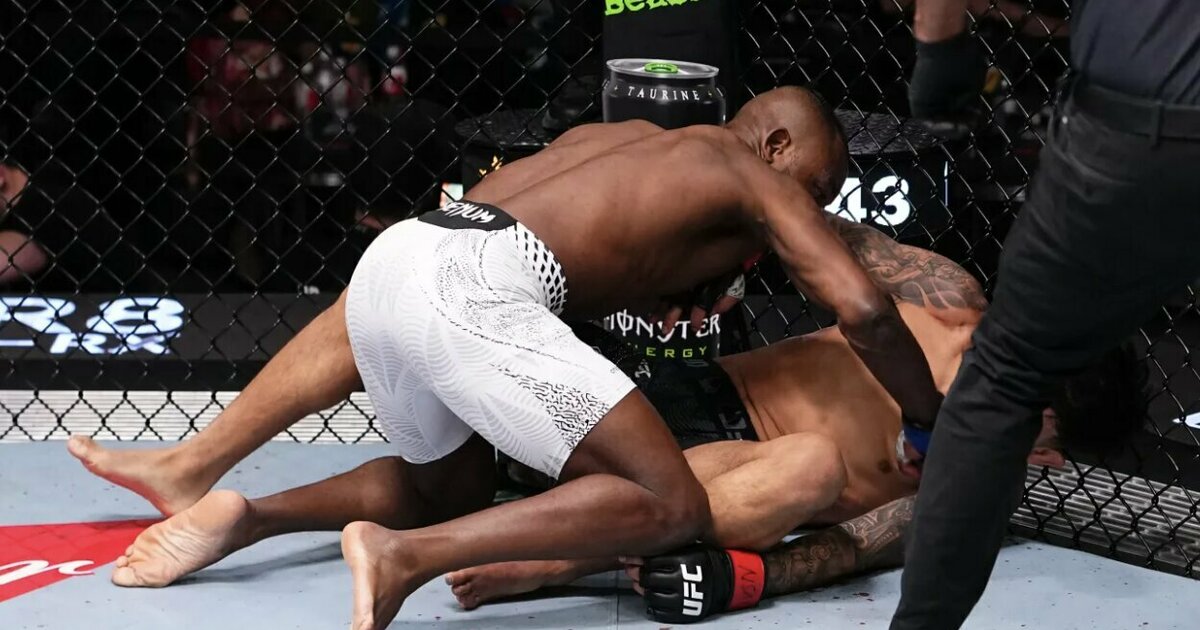 UFC: Royvalį nokautavęs Kape kviečia į kovą naująjį čempioną