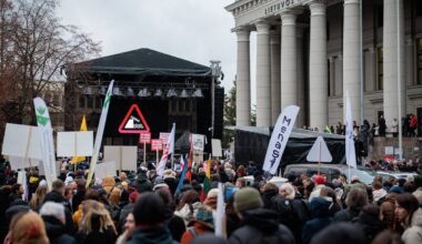 Vilniuje prie Seimo – didžiulis protestas - Delfi