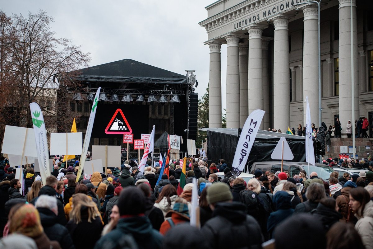 Vilniuje prie Seimo – didžiulis protestas - Delfi