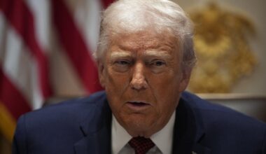 Trumpas paskelbė atleidžiantis įkalintą rinkimų rezultatų neigėją, nors tam neturi teisės