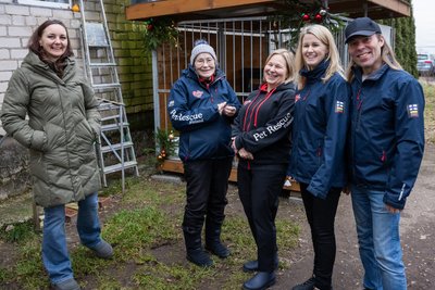 Nevyriausybinės organizacijos „Pet Rescue Finland“ įkūrėjai ir Vilniaus prieglaudos Lesė vadovė Vesta Auškalnienė