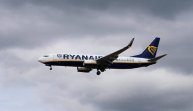 „Ryanair“ lėktuvas turėjo skubiai grįžti: kilo tokia turbulencija, kad keleiviams prireikė medikų