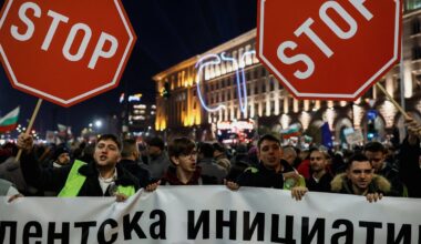 Bulgarijoje tęsiasi didžiuliai protestai - Delfi
