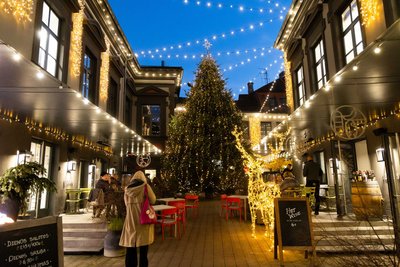 Senatorių pasaže įžiebta Kalėdų eglė