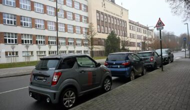 Mokinių automobiliai šturmuoja gatves: jau ieškoma kompromisų su verslu ir gyventojais