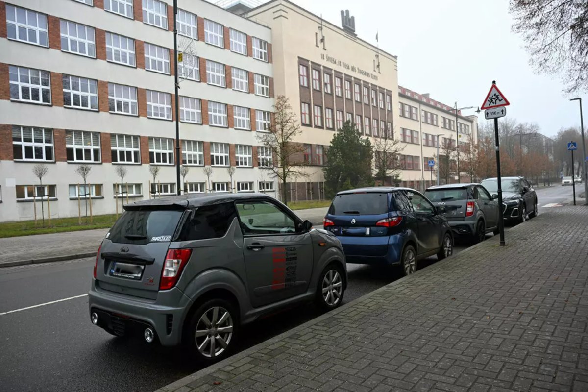 Mokinių automobiliai šturmuoja gatves: jau ieškoma kompromisų su verslu ir gyventojais