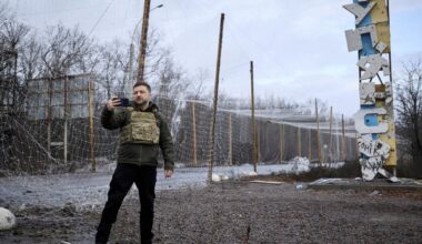 Pasitelkę du vaizdo įrašus suskubo tikinti, kad Zelenskis nesilankė Kupjanske: ką sako įrodymai?