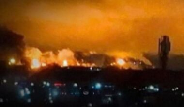 Smūgis vienai didžiausių naftos gamyklų Rusijoje: nugriaudėjo sprogimai, kilo galingas gaisras