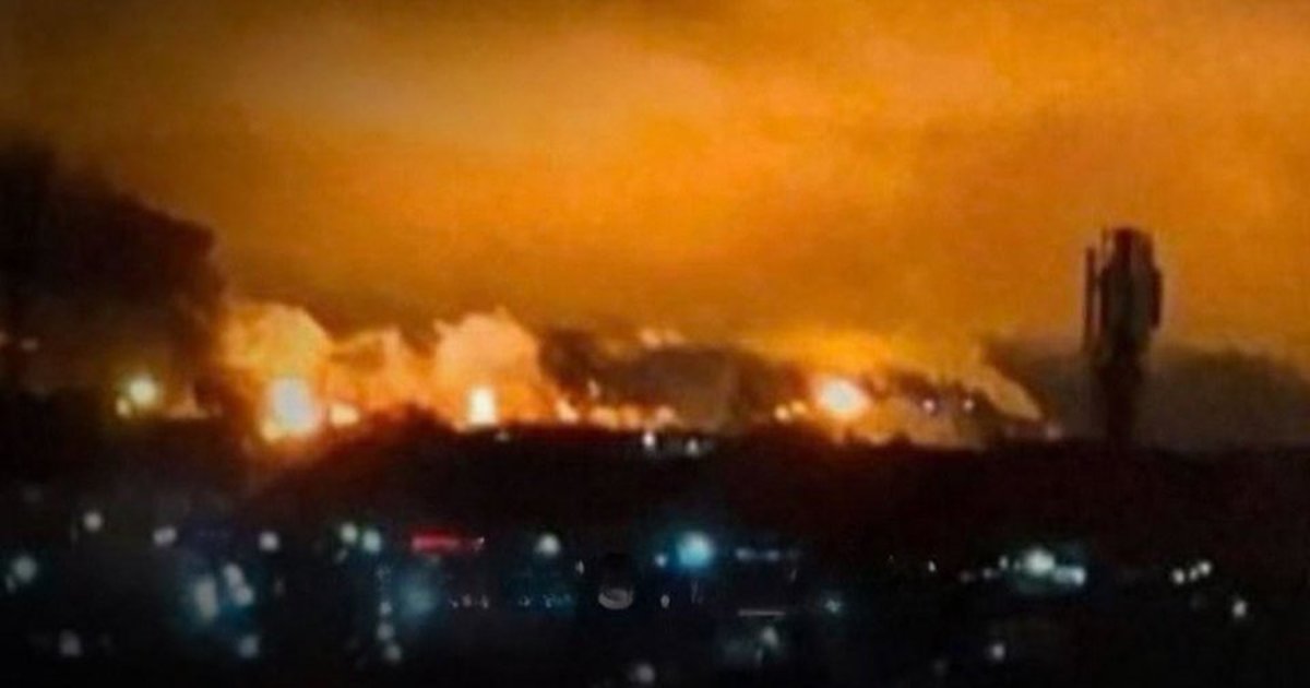 Smūgis vienai didžiausių naftos gamyklų Rusijoje: nugriaudėjo sprogimai, kilo galingas gaisras