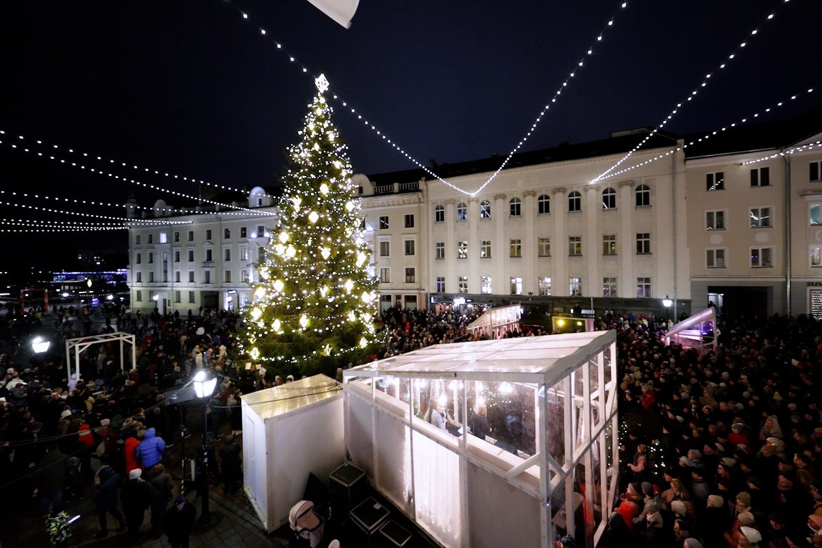 Tartu įžiebta jauki Kalėdų eglė: miestas pasinėrė į žiemos linksmybes