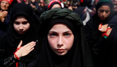 Austrija draus jaunesnėms nei 14 metų mergaitėms mokyklose ryšėti skaras