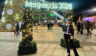 Tiesiogiai iš Marijampolės: minia žmonių sutiko kalėdinį vilkiką - Delfi