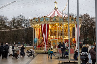 Dviaukštė karuselė Vilniaus katedros aikštėje