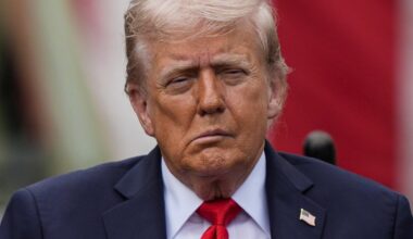 Baltieji rūmai: Trumpas pavargo nuo susitikimų dėl karo Ukrainoje