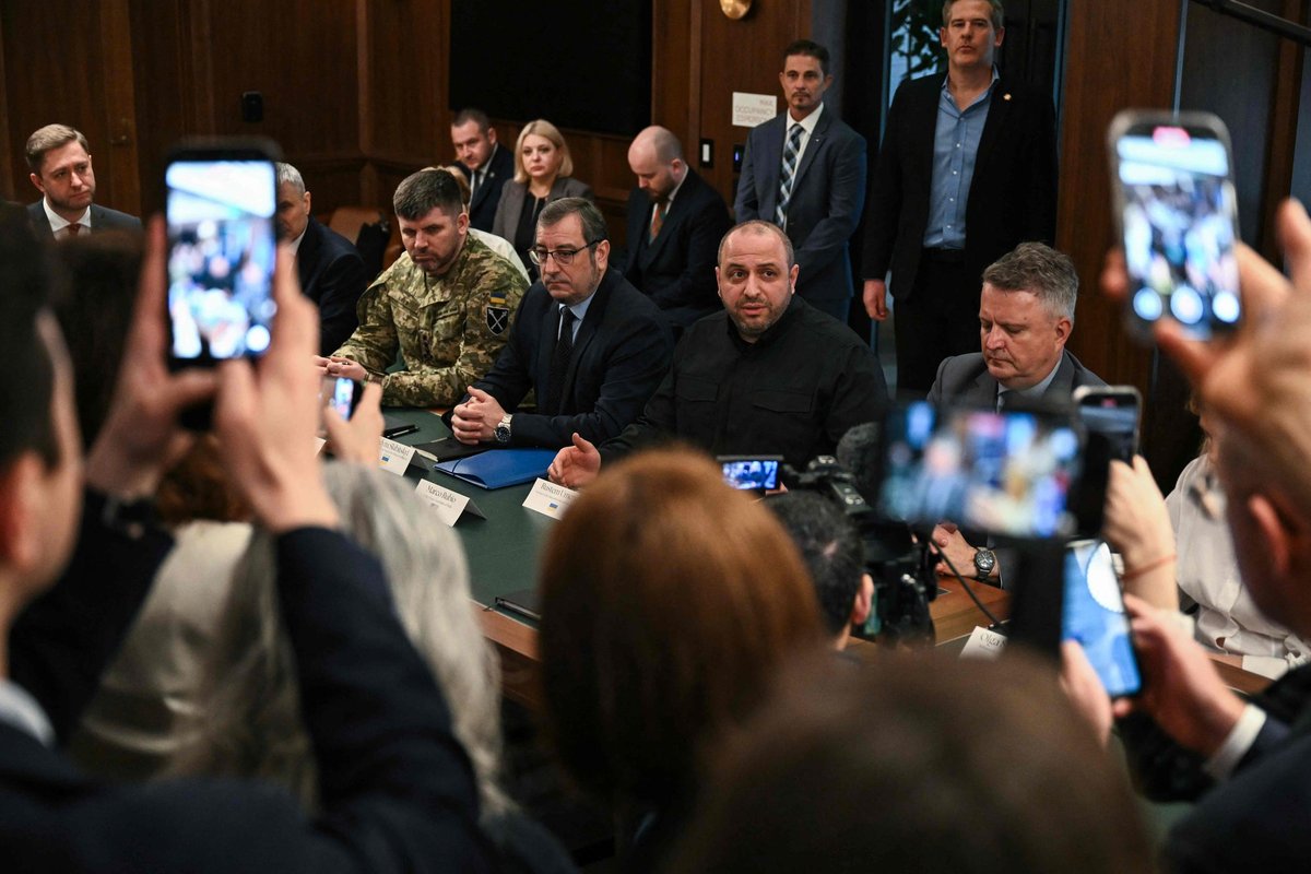 Karas Ukrainoje. Ukrainos delegacija rengiasi naujoms deryboms JAV - Delfi