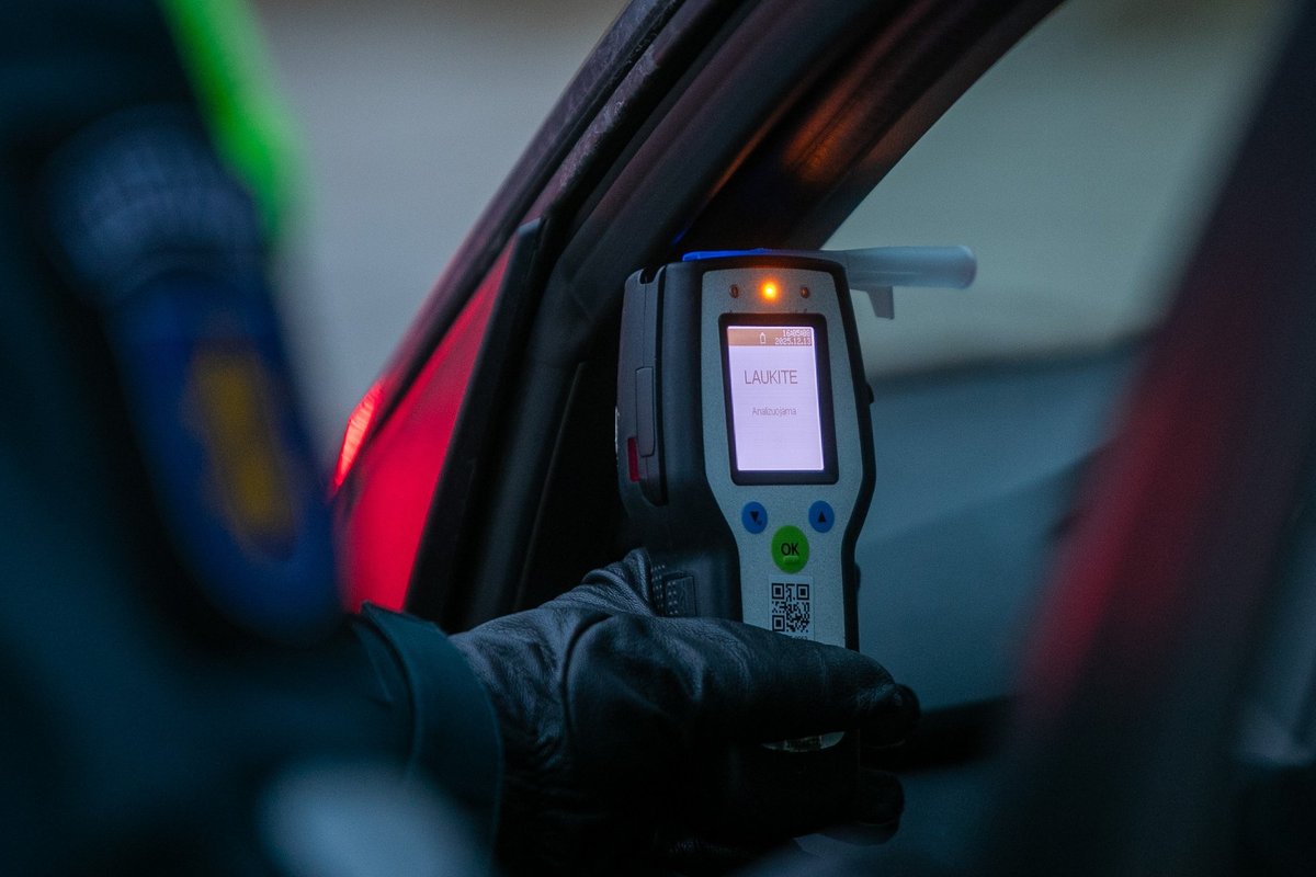 Kaune rajone girtas vairuotojas sužalojo policininką