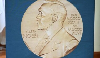 Nobelio taikos premijos laureatė pirmą kartą per 11 mėnesių pasirodė viešumoje