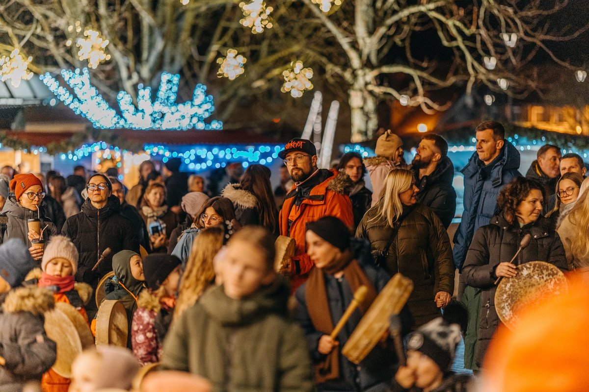 Nušvito labiausiai į Lietuvos vakarus nutolusi Nidos Kalėdų eglutė - Delfi