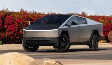 „Tesla Cybertruck“ efektas: tiekėjai skaičiuoja milijardinius nuostolius, o pirkėjai – rūdis ant kėbulo