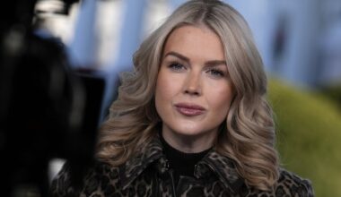 Trumpo patikėtinės Karoline Leavitt veidas iš arti sukėlė skandalą: nuotraukoje – injekcijų žymės