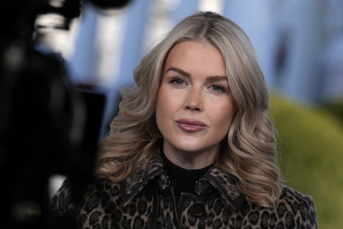 Trumpo patikėtinės Karoline Leavitt veidas iš arti sukėlė skandalą: nuotraukoje – injekcijų žymės