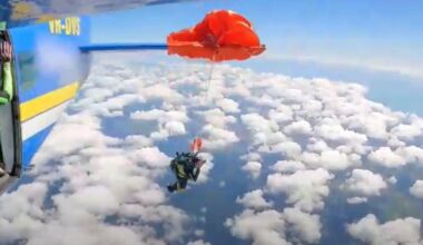 4,5 km aukštyje parašiutas užsikabino už lėktuvo sparno